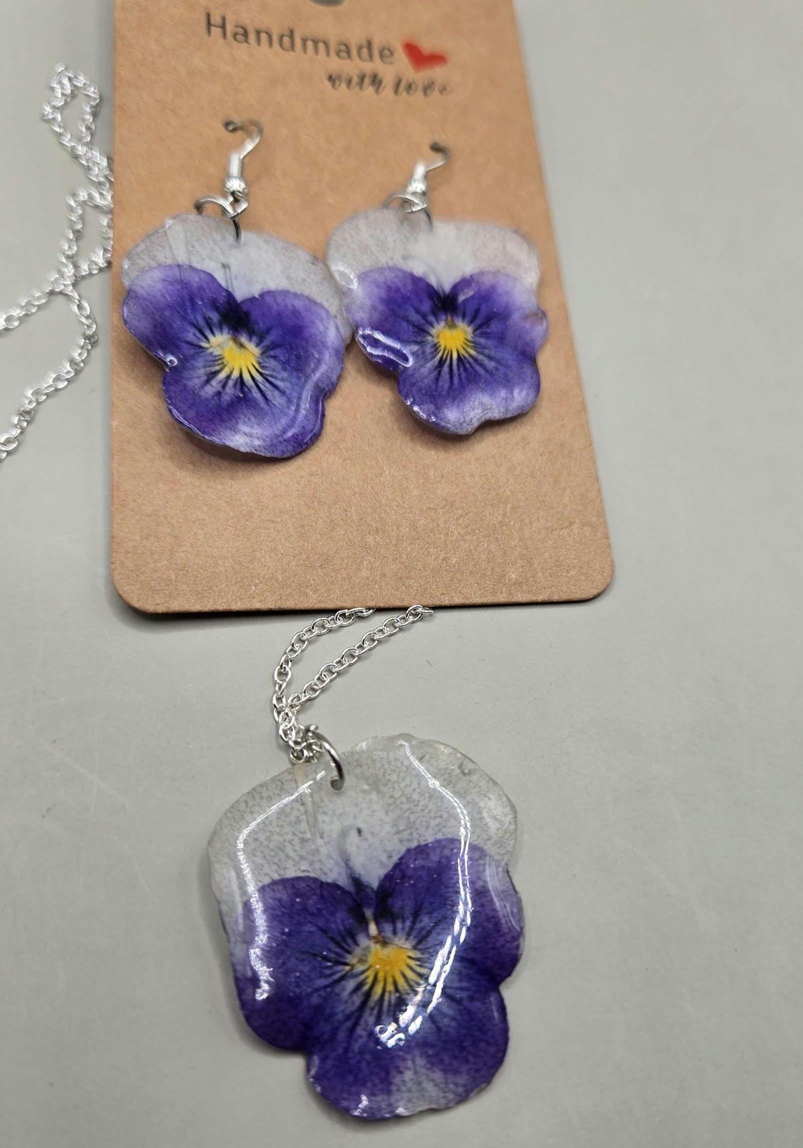 Pressed Flower Resin Necklace Pendant – Real Dried Botanical Jewelry