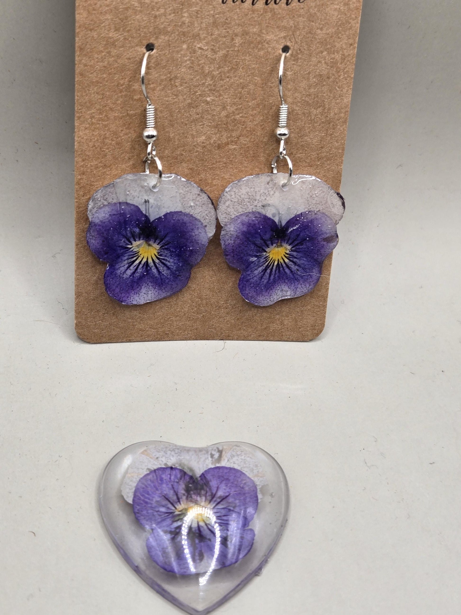 Pressed Flower Resin Necklace Pendant – Real Dried Botanical Jewelry
