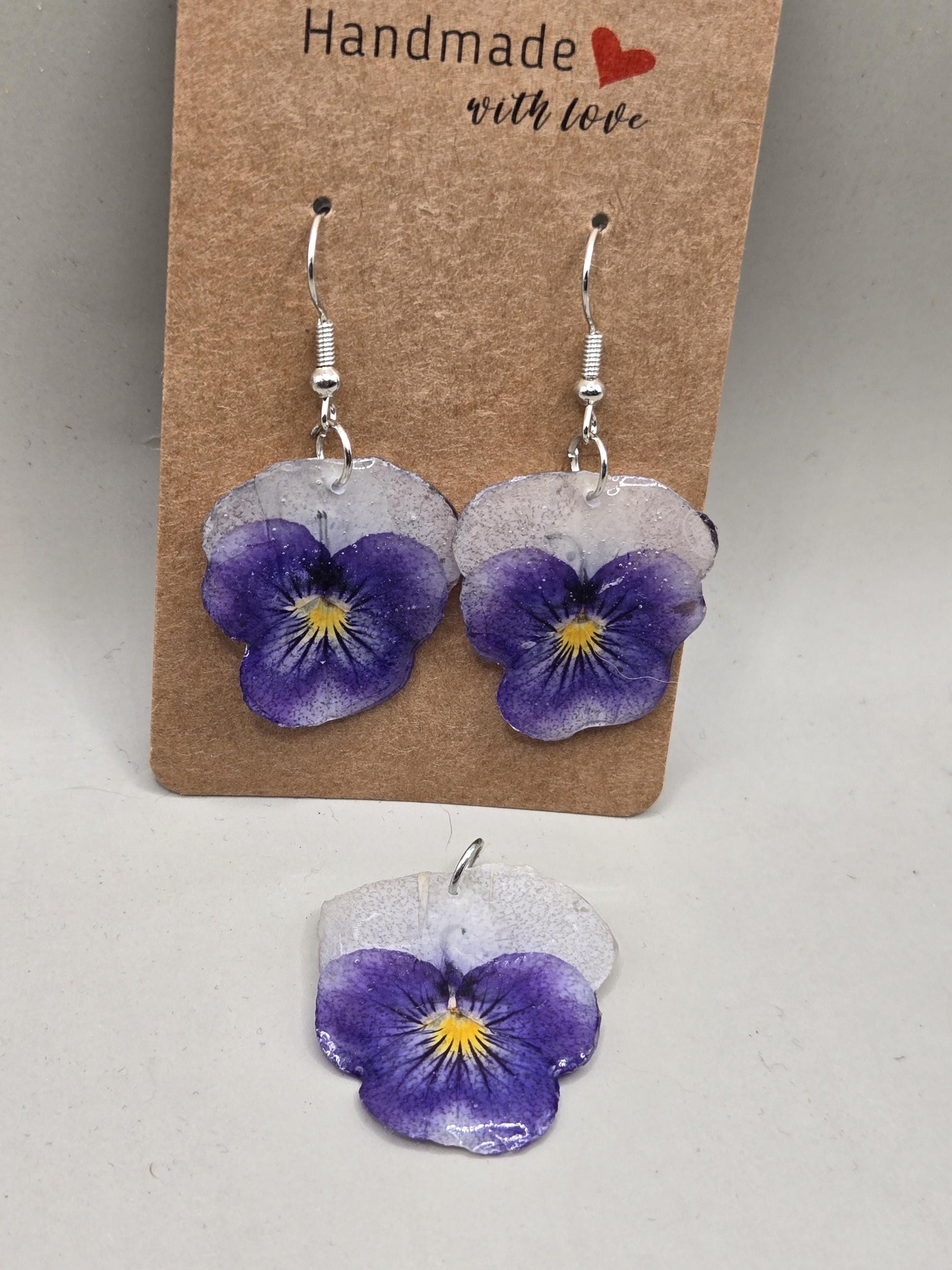 Pressed Flower Resin Necklace Pendant – Real Dried Botanical Jewelry