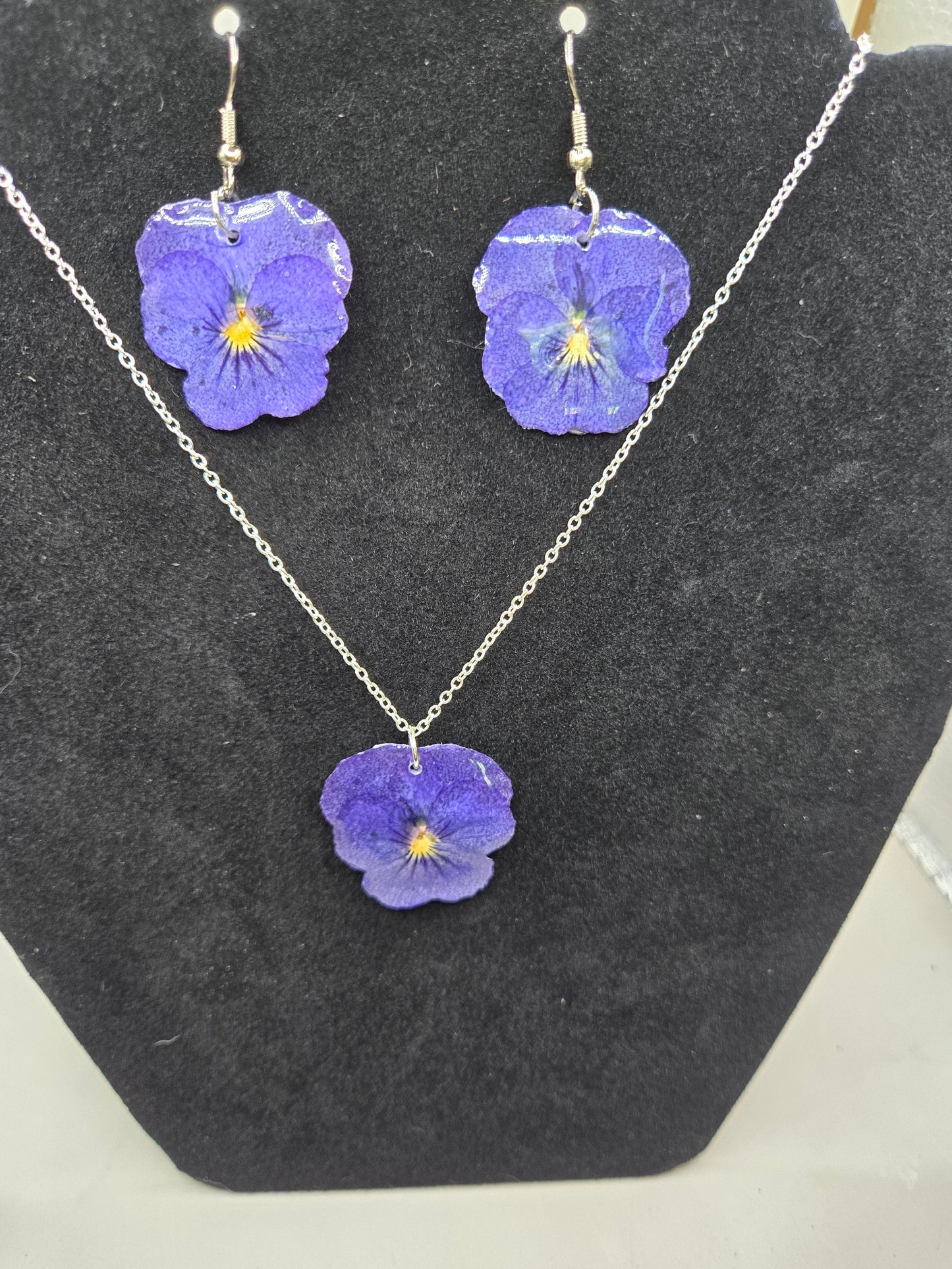 Pressed Flower Resin Necklace Pendant – Real Dried Botanical Jewelry